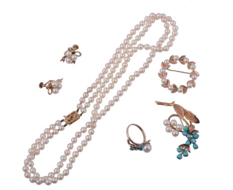 A small selection of cultured pearl jewellery, to include   A small selection of cultured pearl jewellery,   to include: a cu