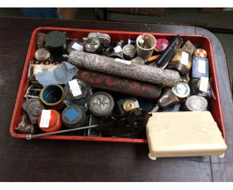 Tray of small collectables, incl. a horn snuff mull, tortoiseshell box & white metal items