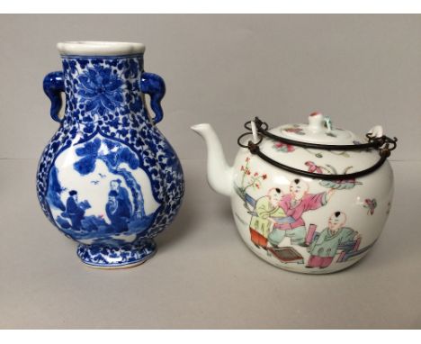 Chinese teapot and blue and white small moon flask