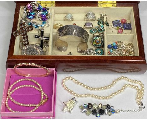 MODERN INLAID MAHOGANY EFFECT JEWELLERY BOX &amp; CONTENTS - 9ct gold and sterling silver, ETC.  Items include a 9ct gold wid