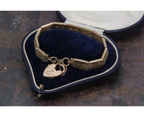 A dated 15ct gold gate link bracelet,  with padlock clasp, clasp dated 1924, 19ct long by 0.9cm wide, marked 15ct, cased 26g