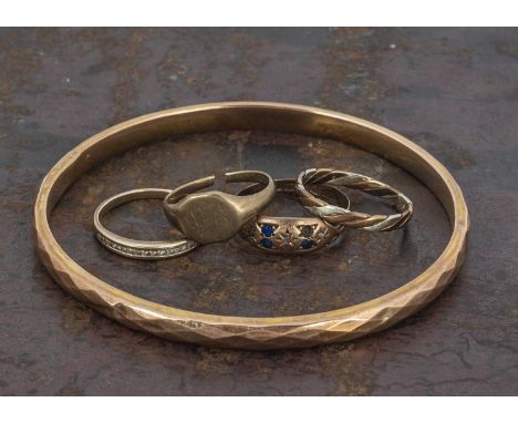 A collection of 9ct gold, including a hollow azzed bangle, four 9ct gold rings, 11g