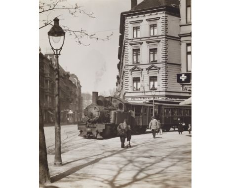 August Sander, Der "Feurige Elias" in KölnVintage, Gelatinesilberabzug. 21 x 17 cm (Passepartoutausschnitt). Unten links mit 