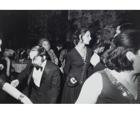 Garry Winogrand, Ohne Titel (aus der Serie: Women are beautiful)Gelatinesilberabzug 1981. 22,3 x 33,3 cm (28 x 35,3 cm). Rück