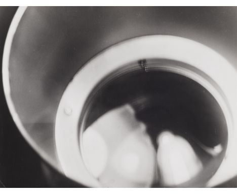 Raoul Hausmann, Reflets IIVintage, Gelatinesilberabzug hochglänzend. 18 x 23,8 cm. Rückseitig mit Tinte signiert, betitelt un