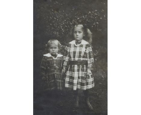 August Sander, Ohne Titel (Geschwister)Vintage, Gelatinesilberabzug. 15,3 x 10 cm. Auf originalen Atelierkarton aufgezogen, d