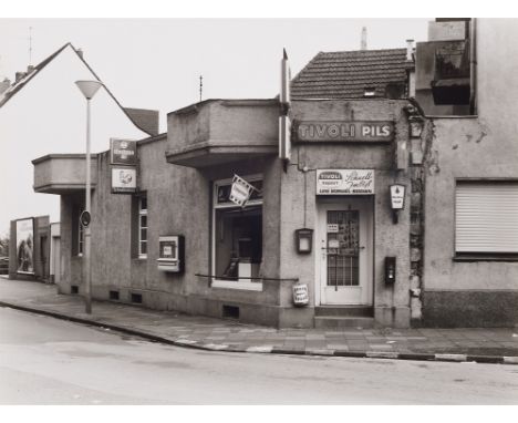 Tata Ronkholz, Lessingstrasse, KrefeldVintage, Gelatinesilberabzug hochglänzend auf Agfa-Papier. 30,3 x 40,4 cm. Rückseitig m