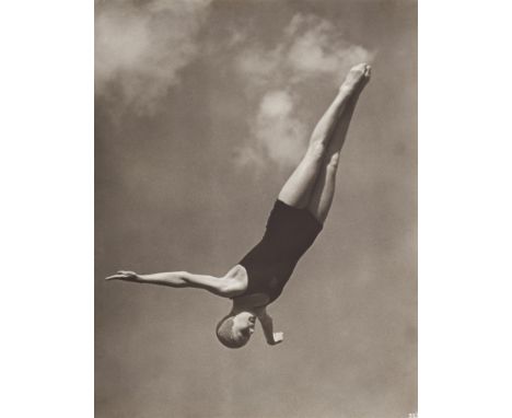 Leni Riefenstahl, Ohne Titel (Marjorie Gestring)Vintage, Gelatinesilberabzug hochglänzend. 28,4 x 22,1 cm (29,8 x 23,7 cm). U