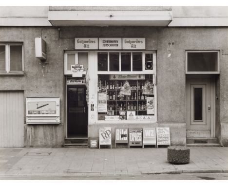 Tata Ronkholz, Hüttenstrasse 97, DüsseldorfVintage, Gelatinesilberabzug hochglänzend auf Agfa-Papier. 30,8 x 40,4 cm. Rücksei