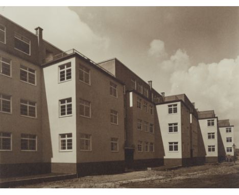 Werner Mantz, GAG-Siedlung Köln-Zollstock, Bornheimer StraßeVintage, Gelatinesilberabzug. 22 x 28,7 cm (25 x 31 cm). Im unter