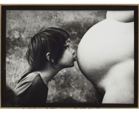 Jan Saudek, The First Kiss to Little BrotherGelatinesilberabzug. 29,3 x 38,8 cm. Unten links mit Goldstift signiert. Die Kant