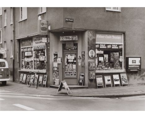 Tata Ronkholz, Marthastrasse, Köln-DellbrückVintage, Gelatinesilberabzug hochglänzend auf Agfa-Papier. 28,4 x 39,5 cm (30,8 x