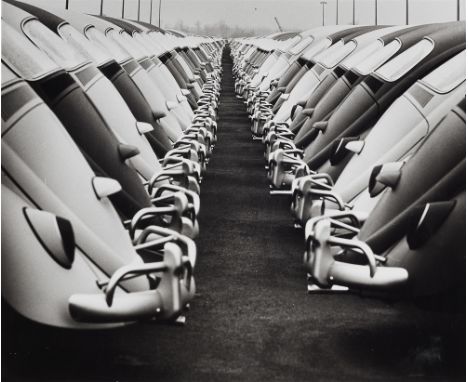 Hannes Kilian, VW WolfsburgVintage, Gelatinesilberabzug hochglänzend auf Agfa-Papier. 24,1 x 29,8 cm. Rückseitig mit Copyrigh