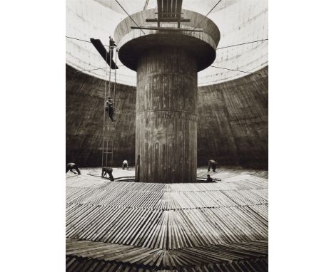 Ruth Hallensleben, Moderner Kühlturm im BauVintage, Gelatinesilberabzug hochglänzend auf Agfa-Portriga-Rapid-Papier. 23,3 x 1