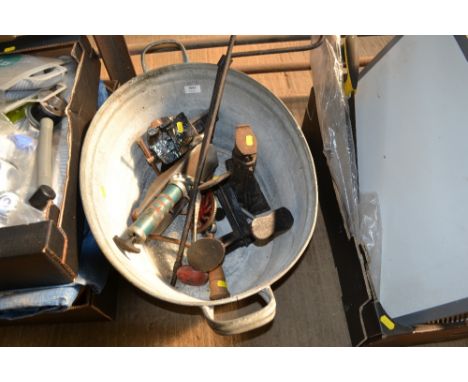 A twin handled galvanised bath and contents of various hand tools etc. 