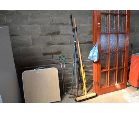 A quantity of gardening tools 