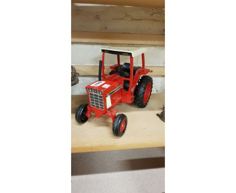 1:16 SCALE 886 INTERNATIONAL TRACTOR