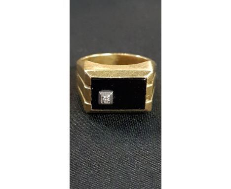 HEAVY 18CT GOLD AND DIAMOND AND ONYX RING APPROX 11 GRAMS