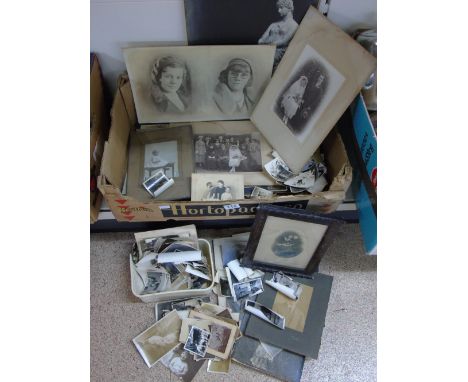 BOX OF BLACK & WHITE VINTAGE PHOTOGRAPHS