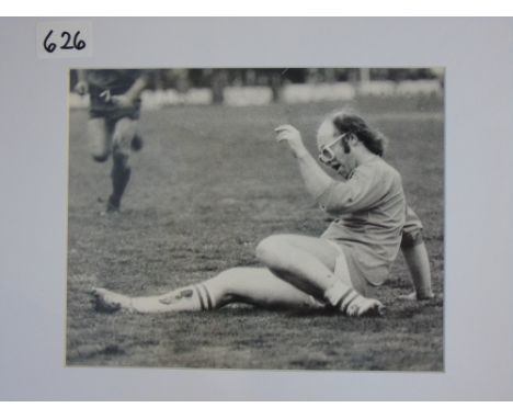 ELTON JOHN PLAYING IN A CHARITY FOOTBALL MATCH IN SUSSEX 1977