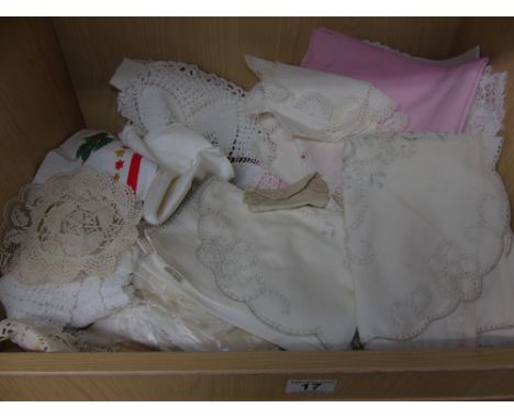 QUANTITY OF VINTAGE LINEN