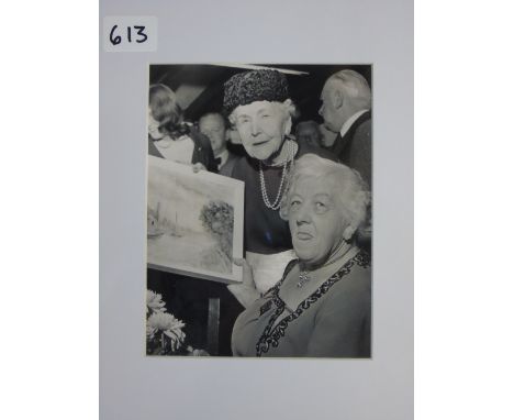 MARGARET RUTHERFORD AT DITCHLING ART GALLERY SUSSEX 1960s