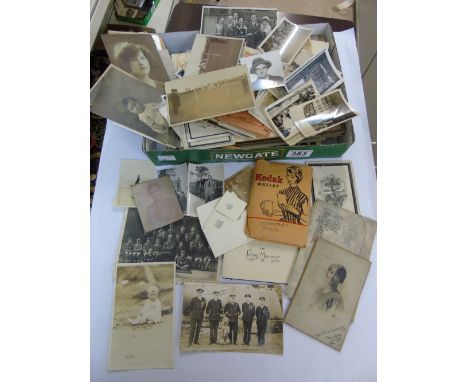QUANTITY OF VINTAGE PHOTOGRAPHS