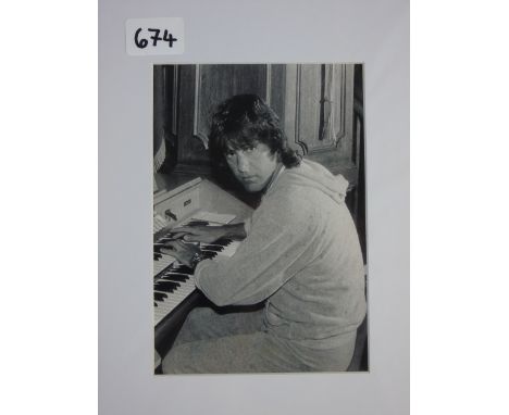 KEITH EMERSON, WHO WAS BROUGHT UP IN GORING WEST SUSSEX, POSSIBLY PLAYING ONE OF HIS SUSSEX HOMES IN CHIDDINGLY, SUSSEX 1970s