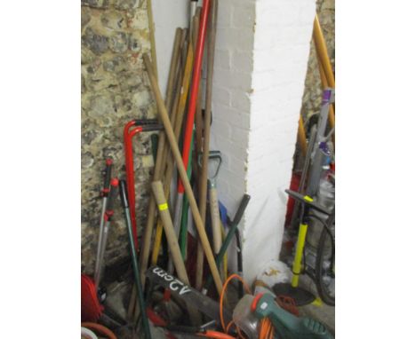 A quantity of various garden tools to include a Black &amp; Decker 380W electric hedge trimmer, wooden handled brushes, spade