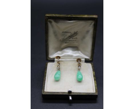 A pair of yellow metal cultured pearl and jade ear clips, having screw backs and with pear shaped jade drops, h.20mm, unmarke