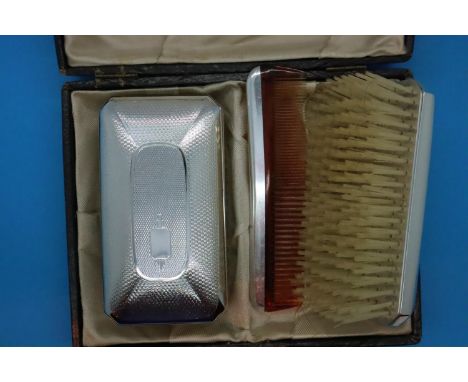 Pair of Art Deco gents brushes with engine turned design. P&amp;P Group 1 (£14+VAT for the first lot and £1+VAT for subsequen