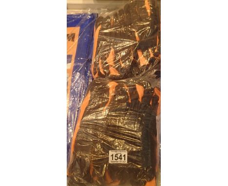 Twenty four pairs of new old stock safety gloves. P&amp;P Group 1 (£14+VAT for the first lot and £1+VAT for subsequent lots) 