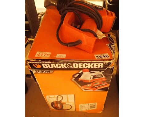 Boxed Black & Decker 2400w steam wallpaper stripper and a Black & Decker heat gun. Not available for in-house P&P, contact Pa