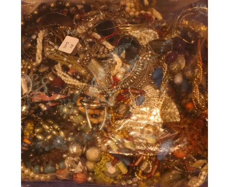 Collection of mixed costume jewellery, 4.85kg. P&amp;P Group 3 (£25+VAT for the first lot and £5+VAT for subsequent lots) 