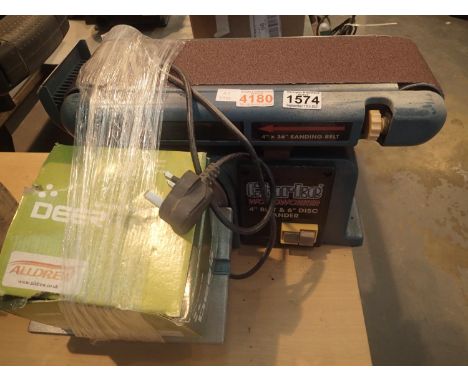 Clarke woodworker bench-top four inch belt and six inch disc sander with additional belt. Not available for in-house P&P, con