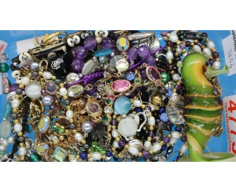 Box of costume jewellery including bracelets. P&amp;P Group 1 (£14+VAT for the first lot and £1+VAT for subsequent lots) 