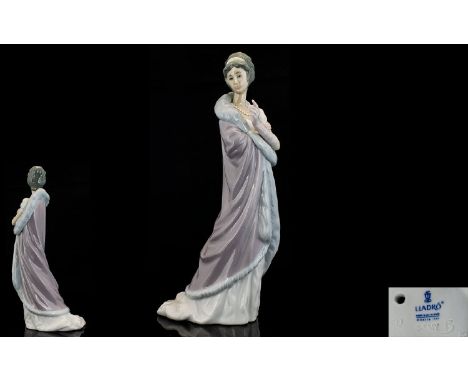 Lladro Porcelain Figure Elegant Ladies 'Milanese Lady' model no 5323. Issued 1985-1994. Height 10.25 inches 25.75 cms. First 