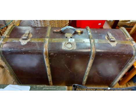 A 93cm vintage wooden bound travelling trunk with canvas weather coating - 1 handle missing - sold with a gold triple dressin