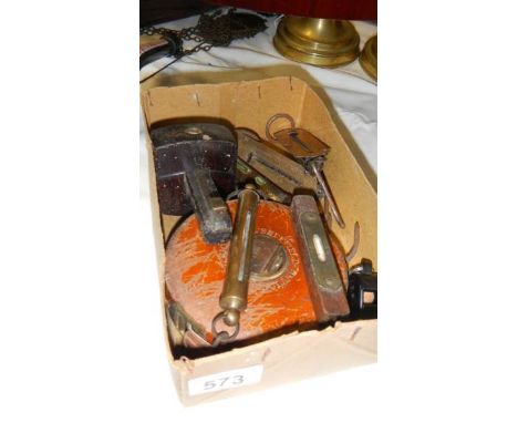 A small tray of tools.