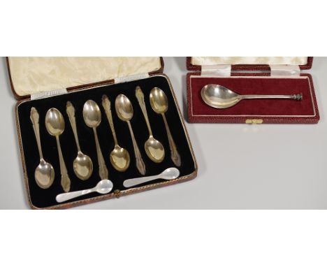 A CASED SET OF EIGHT SILVER TEA-SPOONS, 3.18ozs together with a cased Elizabeth II commemorative spoon, Garrard & Co, 0.96ozs
