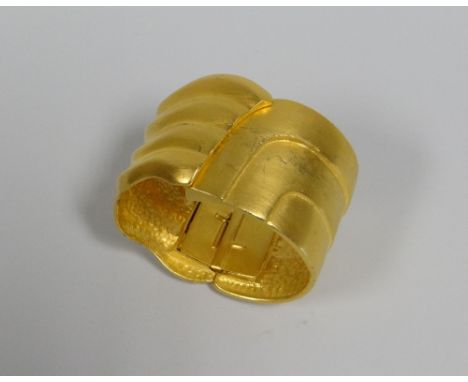 AN ALEXIS KIRK (1936-2010) HINGED YELLOW METAL BANGLE