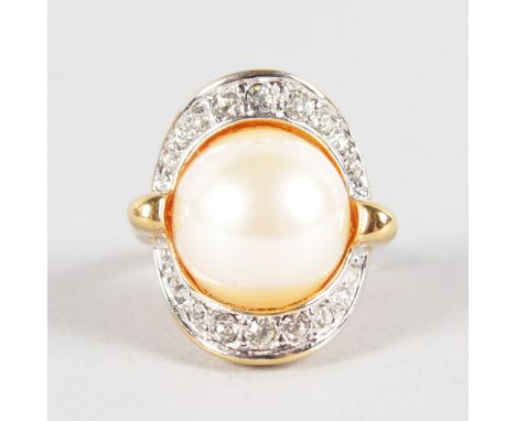 A GOOD LARGE PEARL AND DIAMOND RING in 18ct yellow gold.