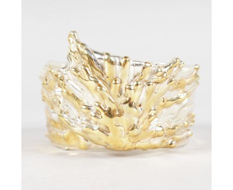 A SILVER ART DECO STYLE BANGLE.