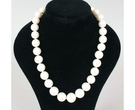 A FINE QUALITY LARGE CULTURED PEARL NECKLACE with 9ct yellow gold clasp.