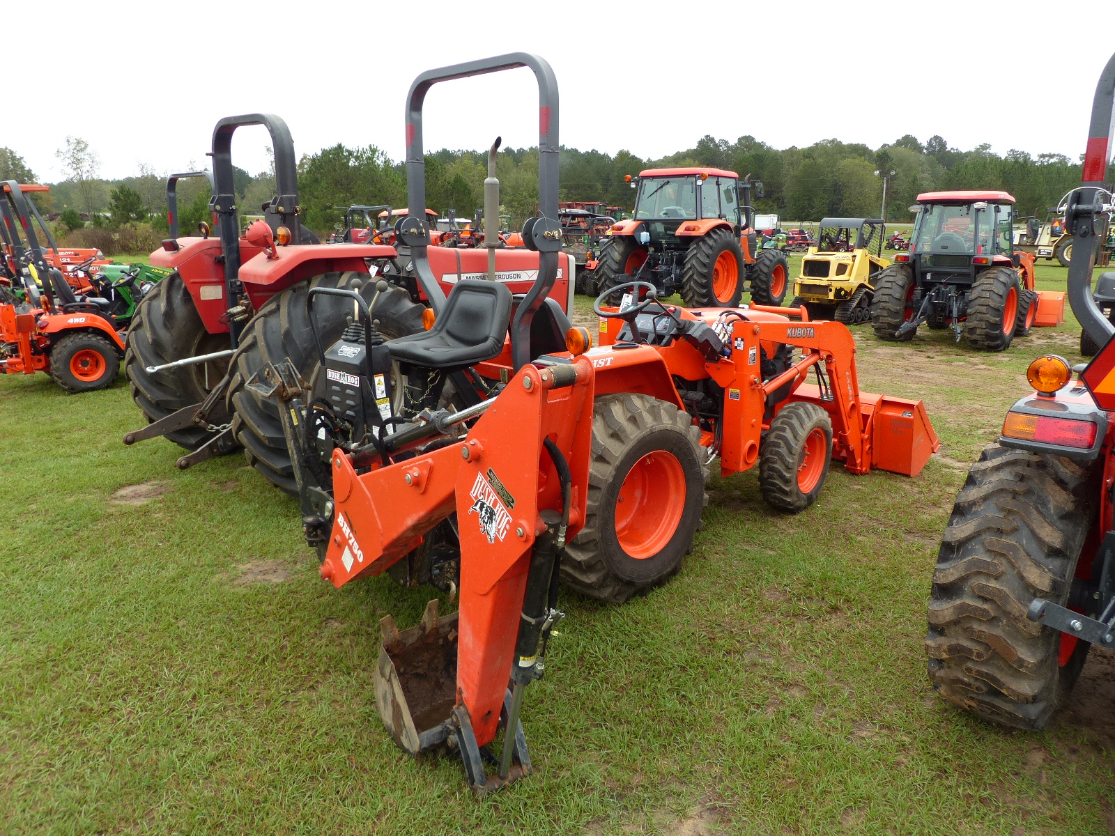 ID4490 KUBOTA L3400 TRACTOR, 4WD, OPEN, W/ LA463 LOADER, BUCKET