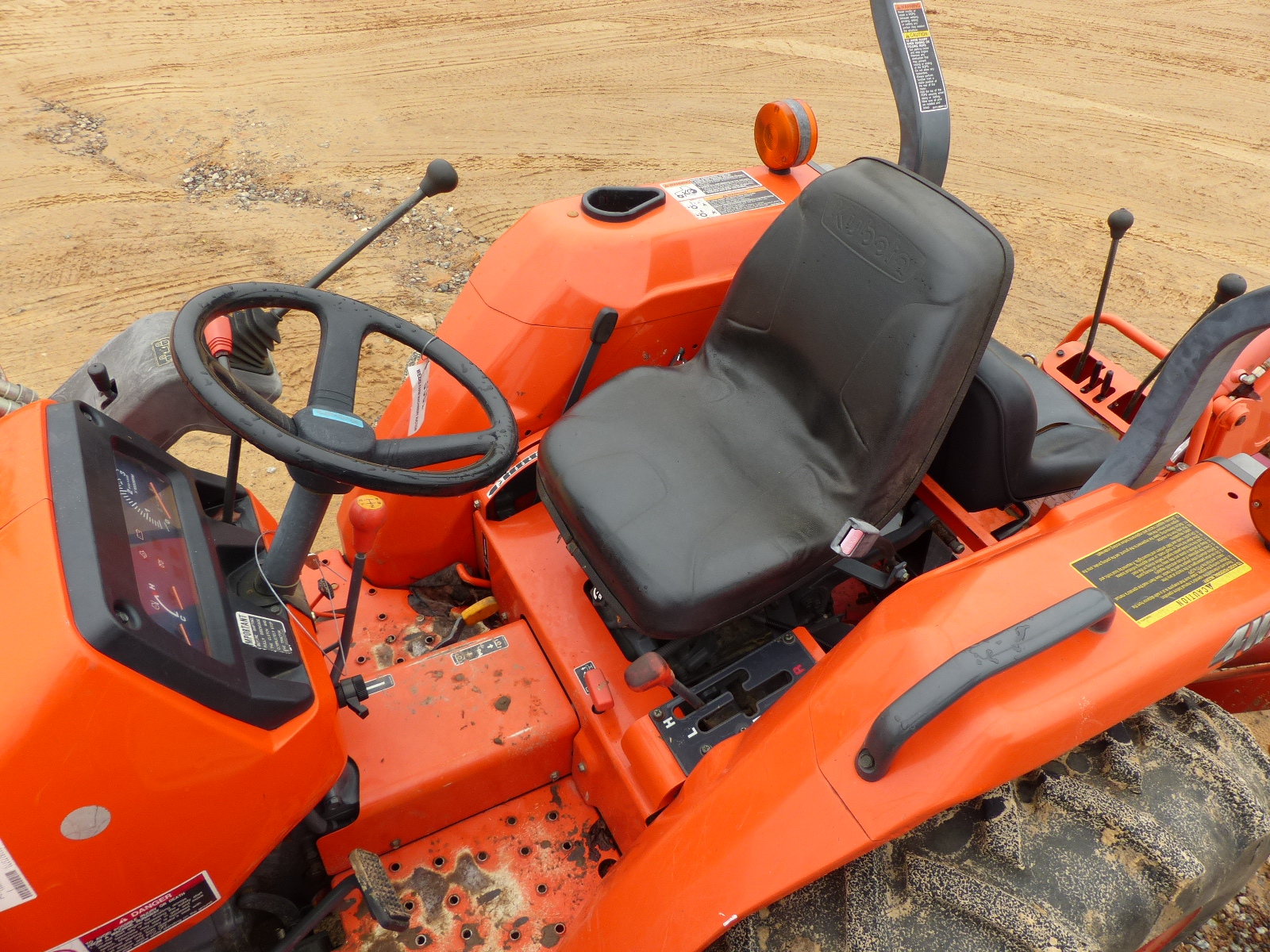 ID3961 KUBOTA L3400 TRACTOR, OPEN, 4WD, W/LA463 LOADER, BUCKET AND