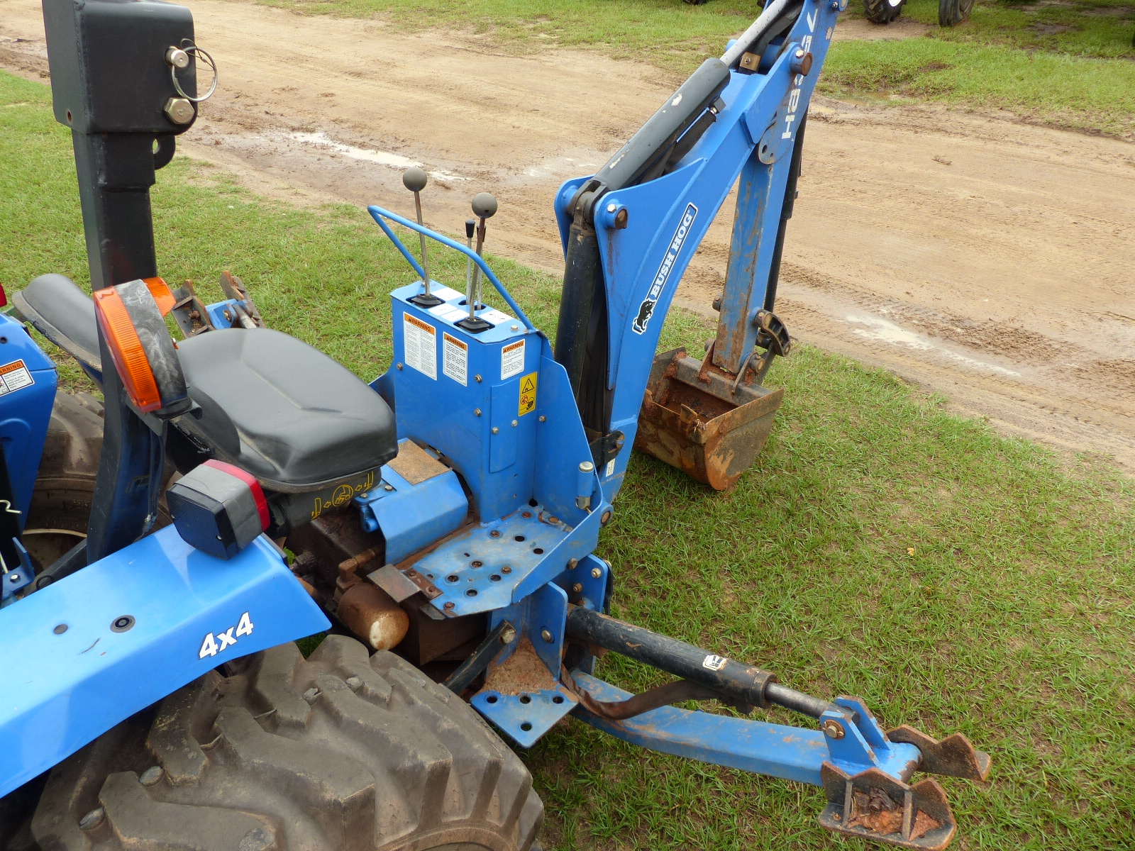 ID3869 NEW HOLLAND T1510 TRACTOR, 4WD, OPEN, W/ LOADER, BUCKET