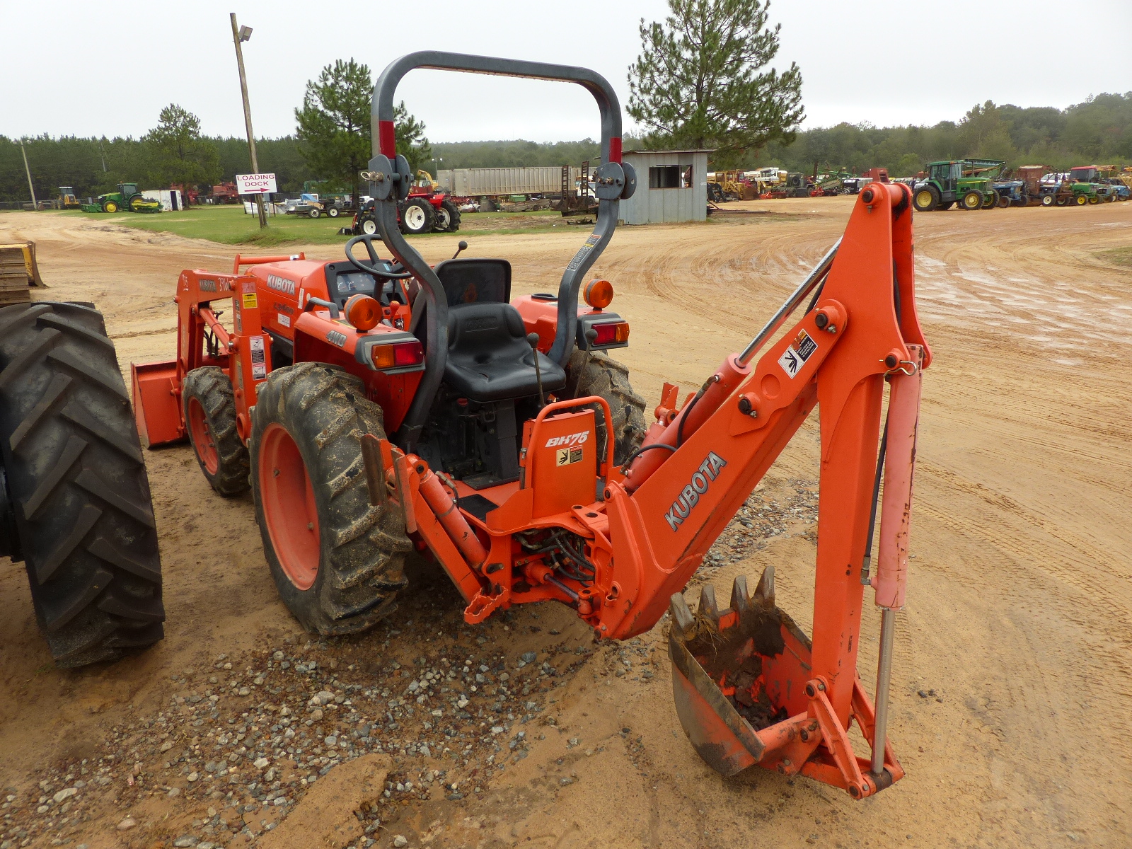 ID3961 KUBOTA L3400 TRACTOR, OPEN, 4WD, W/LA463 LOADER, BUCKET AND