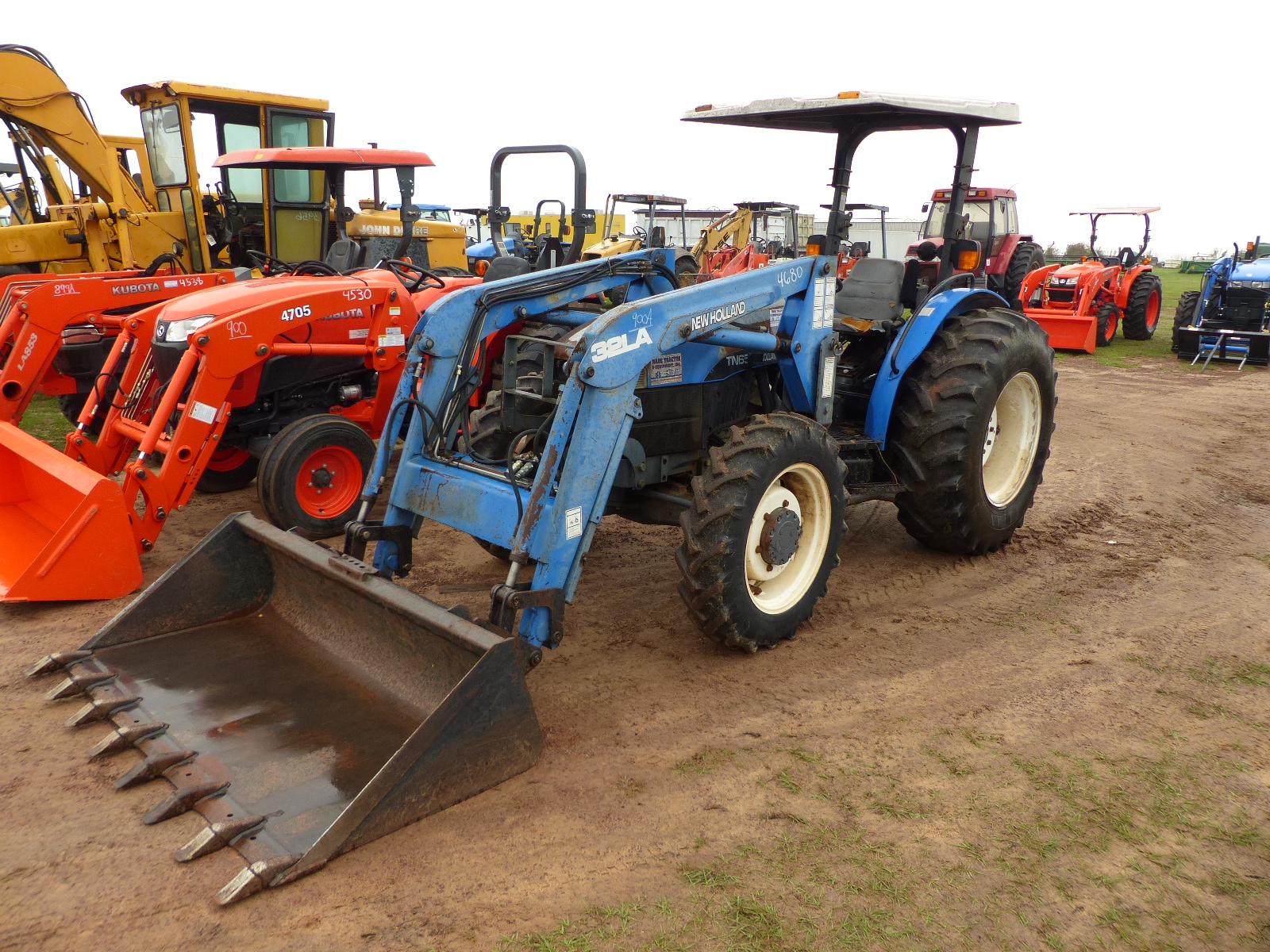 ID4680 NEW HOLLAND TN65 TRACTOR, CANOPY, 4WD, W/32LA LOADER AND