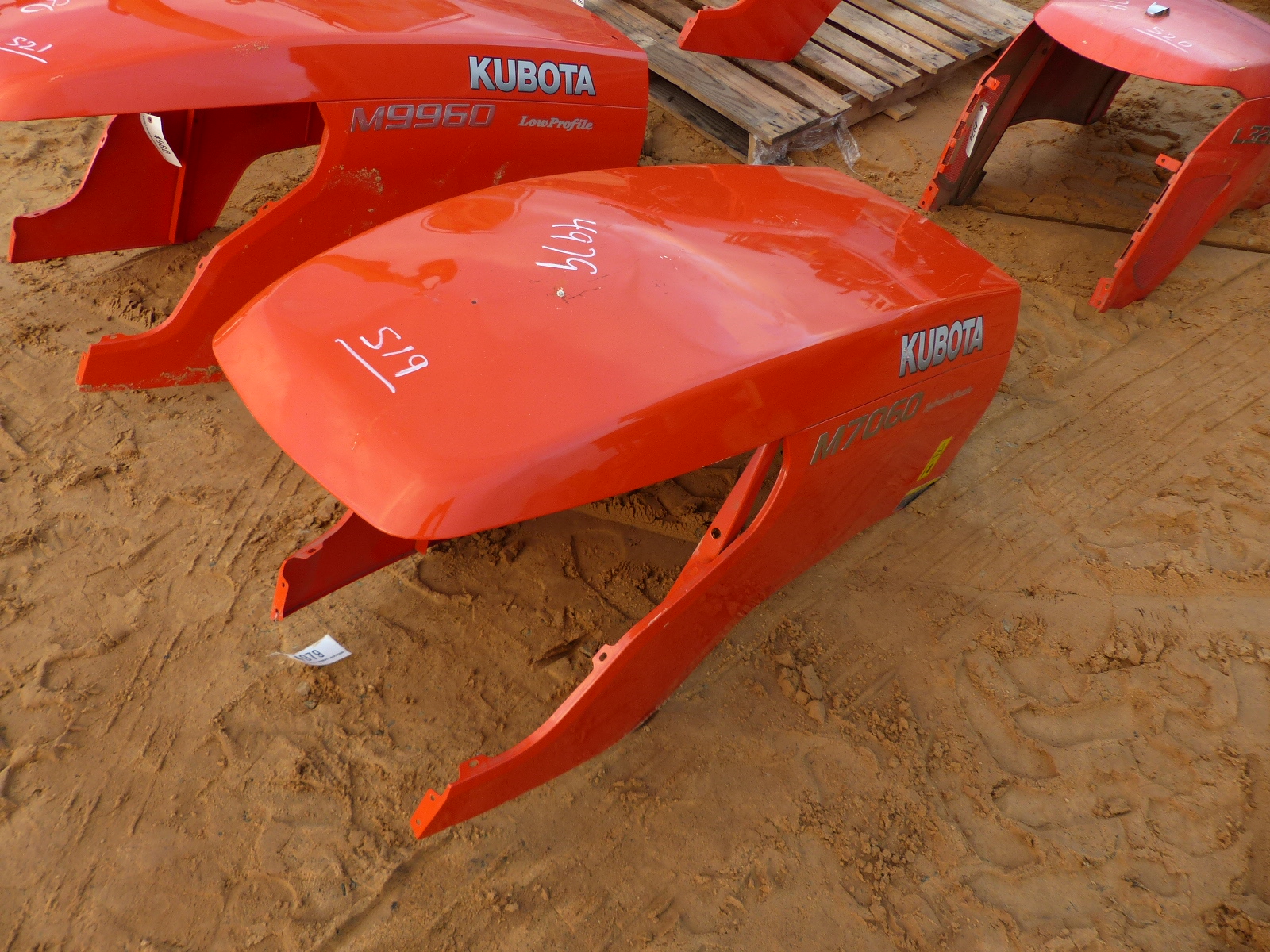 ID4979 KUBOTA M7060 HOOD